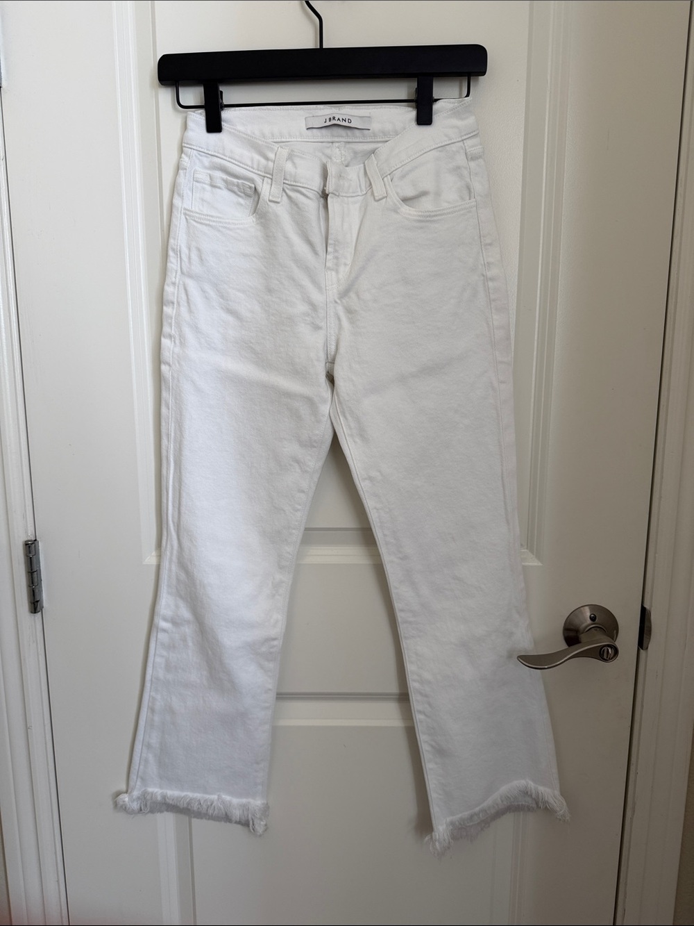 White Cropped Jeans with Frayed Hem
